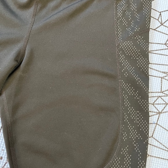 Adidas climalite Capri leggings. - Picture 9 of 12